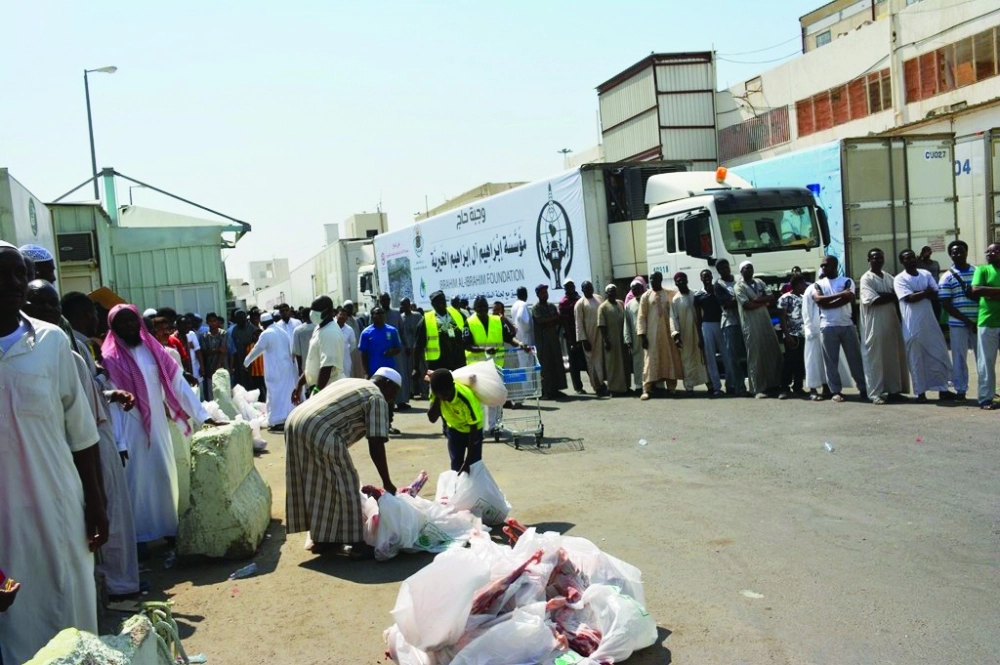 من توزيع لحوم الهدي والأضاحي                                          (واس)