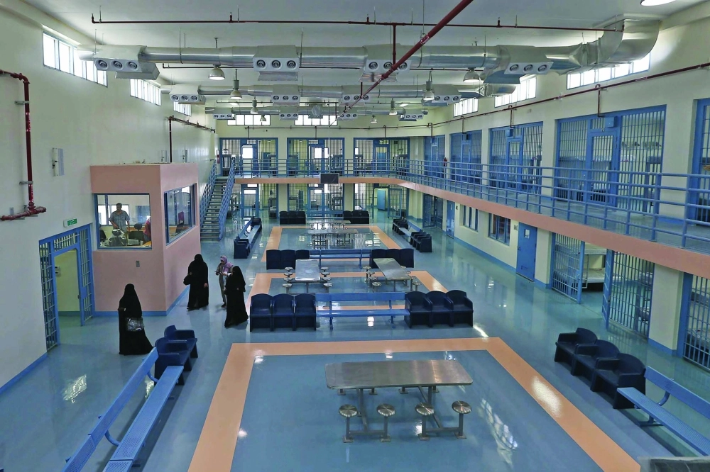 الصالة الداخلية داخل الوحدة السجنية صممت لتناسب حركة العرابات وتوقفها                                                       (ثامر الفرج)
