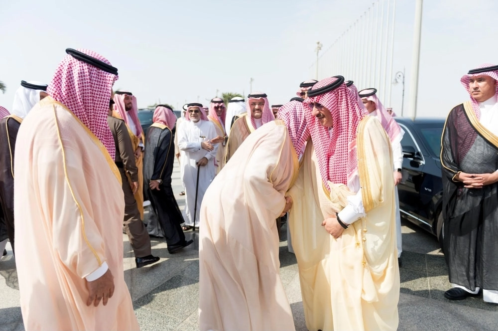 .. ويبدو عدد من الأمراء خلال وداعه (واس)