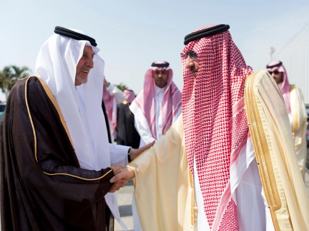 الأمير محمد بن نايف مصافحا الأمير حالد الفيصل لدى مغادرته جدة (واس)