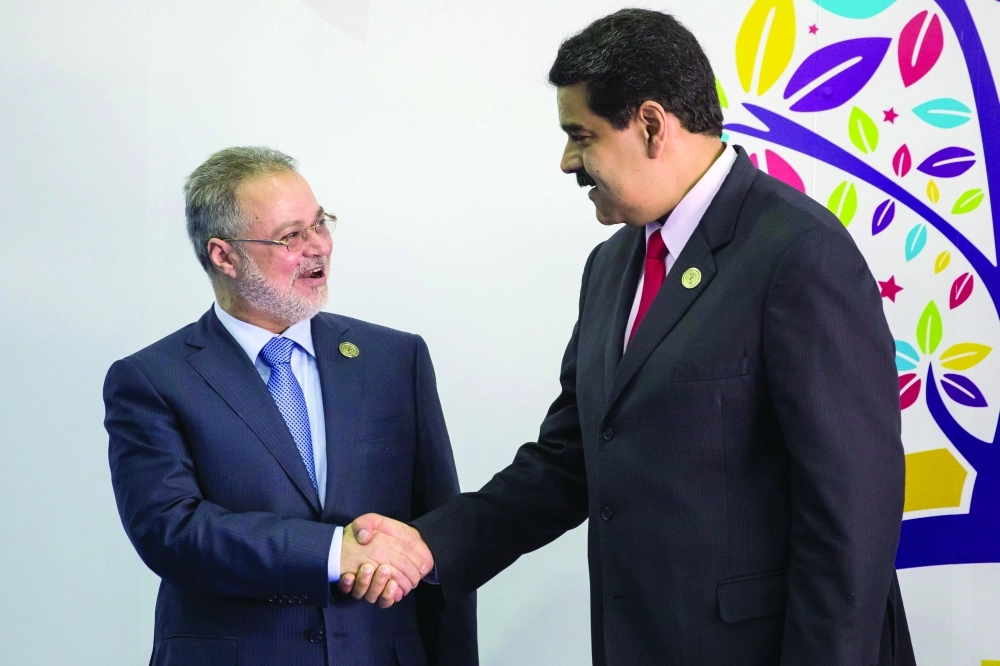 الرئيس الفنزويلي يصافح وزير الخارجية اليمني على هامش قمة عدم الانحياز بفنزويلا (إ ب أ)