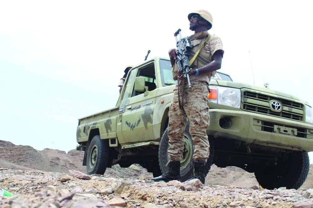جندي بجوار سيارته في موقع بجبال كهبوب قرب باب المندب              (أ ف ب)