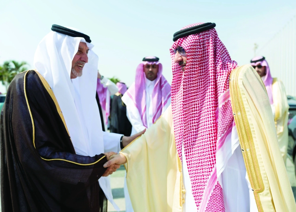 الأمير محمد بن نايف مصافحا خالد الفيصل لدى مغادرته جدة (واس)
