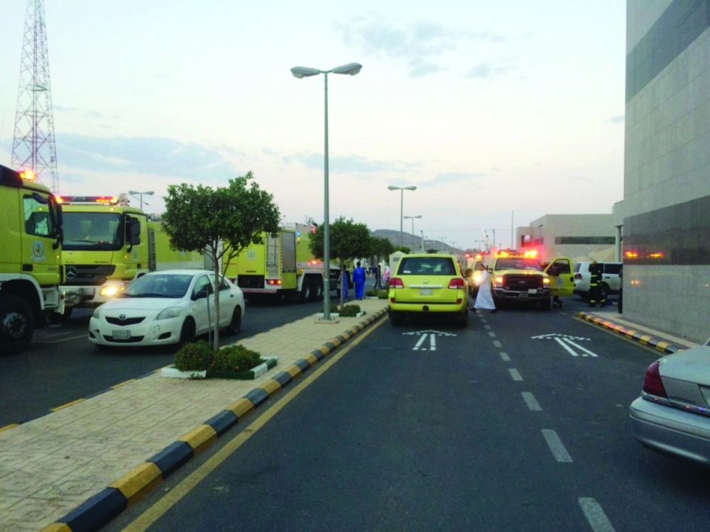 فرق الدفاع المدني لدى مباشرتها الحادث (مكة)