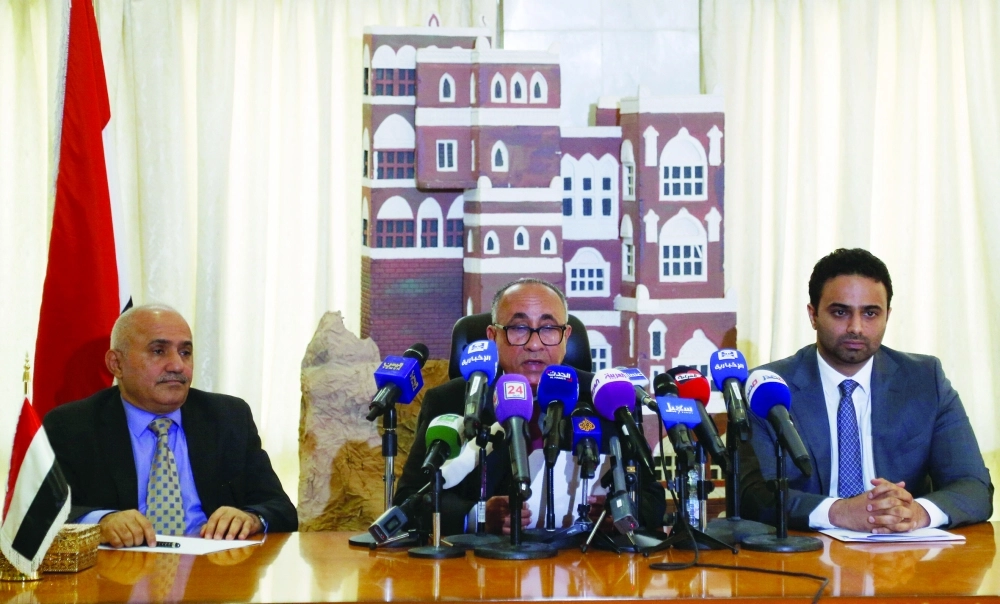 محافظ المركزي اليمني الجديد في مؤتمر صحفي بالسفارة اليمنية بالرياض أمس      (رويترز)