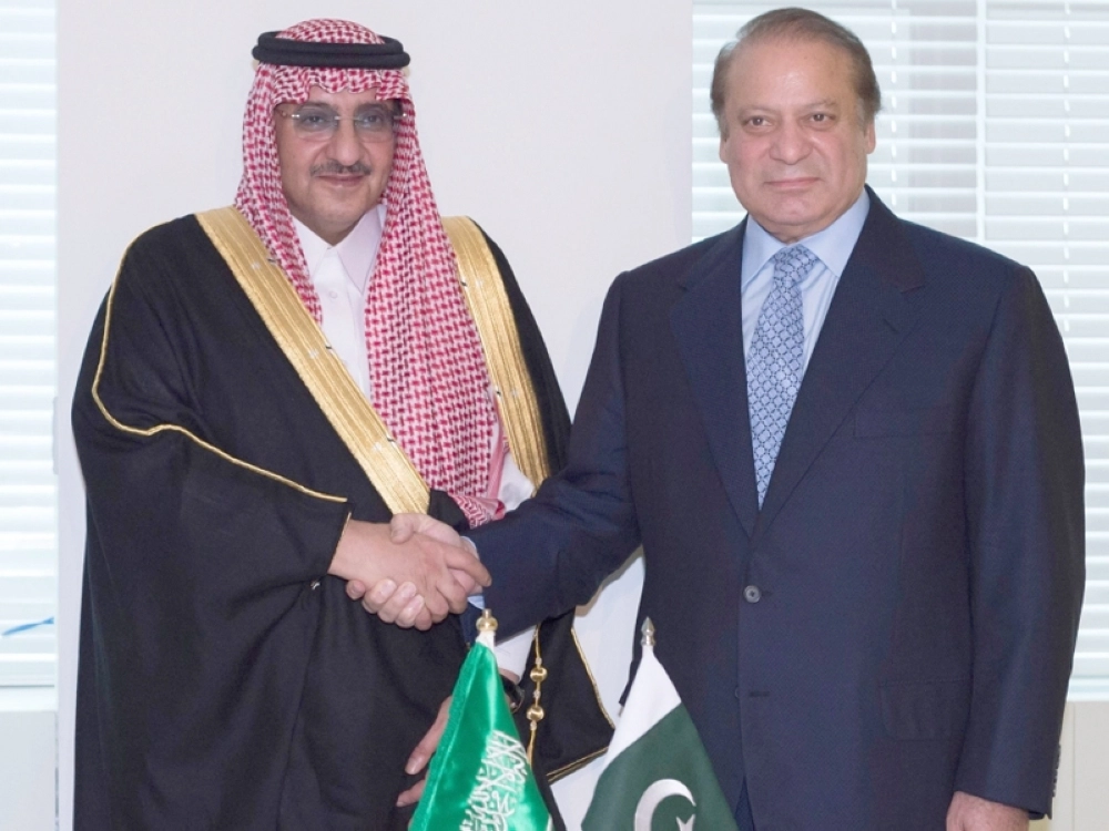 الأمير محمد بن نايف يصافح نواز شريف