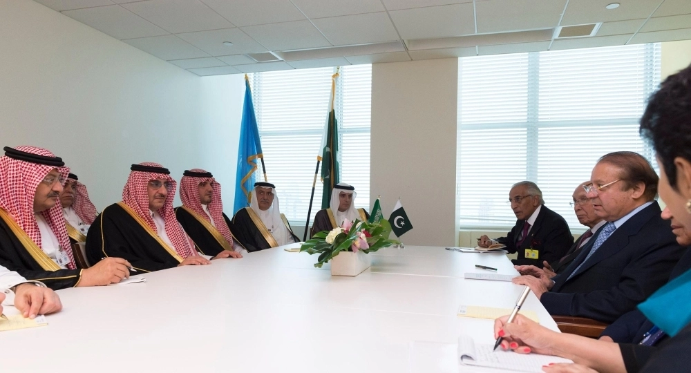 ولي العهد خلال مباحثاته مع رئيس وزراء باكستان