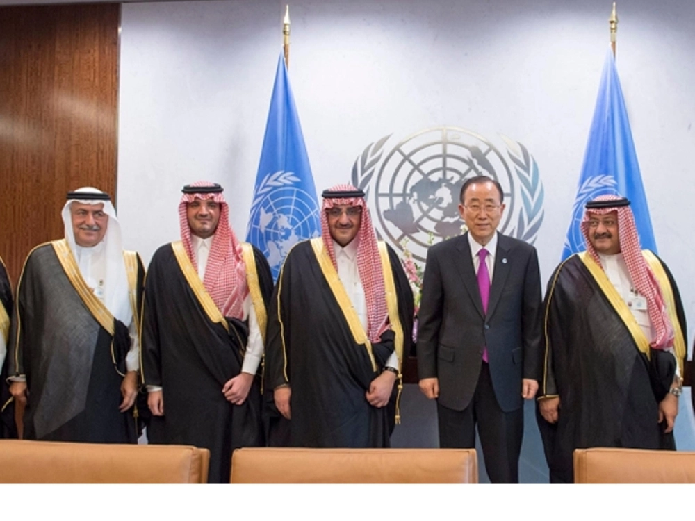 الأمير محمد بن نايف وكي مون يتوسطان أعضاء بالوفد السعودي