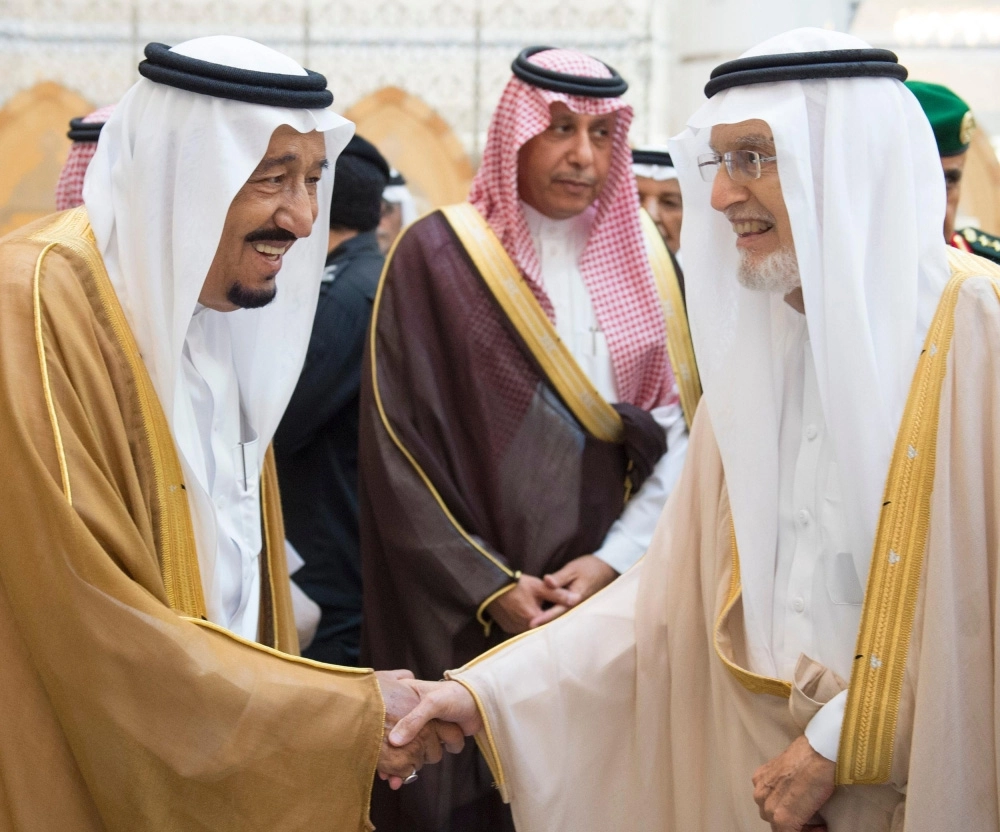 الملك سلمان مصافحا أحد مودعيه 