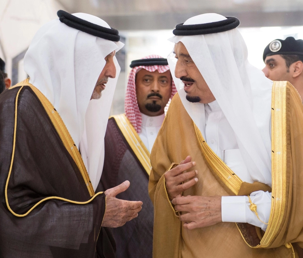 الملك سلمان في حديث مع خالد الفيصل عند باب الطائرة لدى مغادرته جدة (واس)
