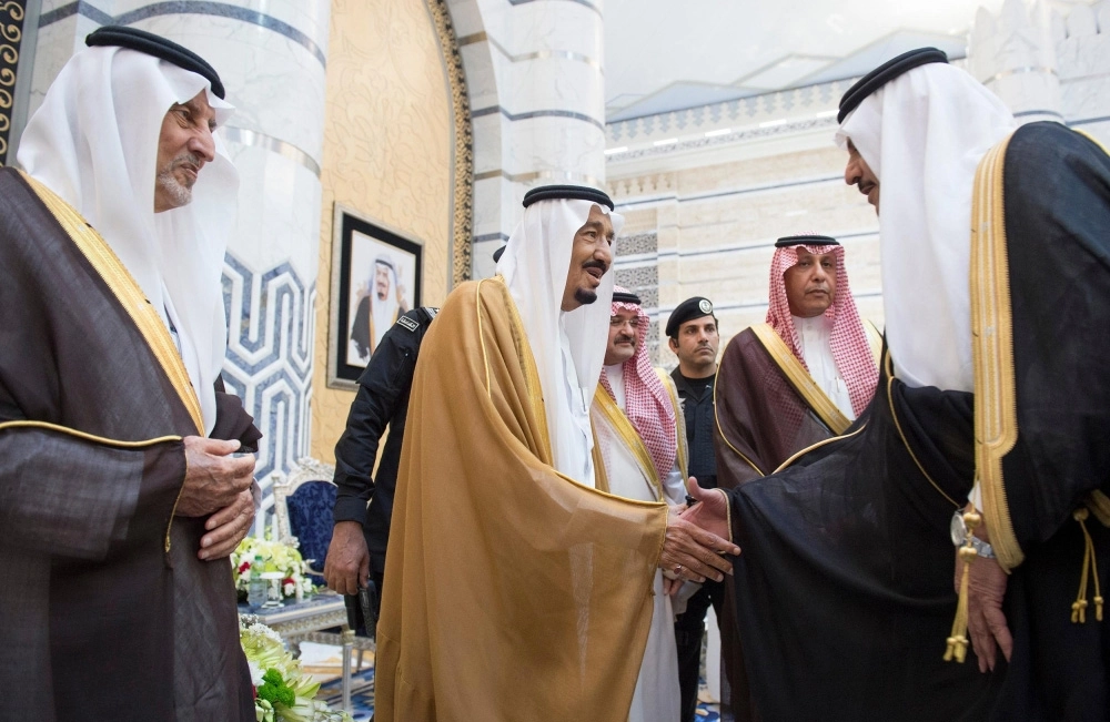 الملك سلمان مصافحا مودعيه بحضور خالد الفيصل