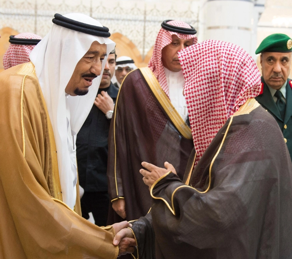 الملك سلمان مصافحا أحد مودعيه