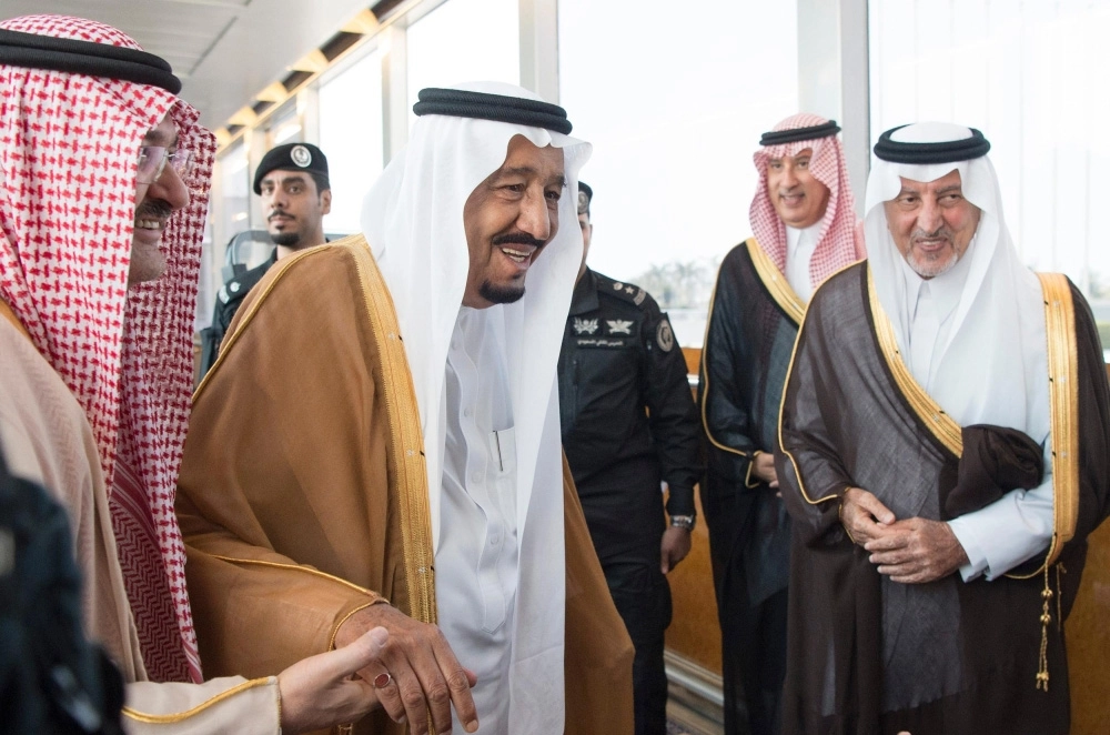 الملك سلمان لدى مغادرته جدة ويبدو خالد الفيصل ومشعل بن ماجد