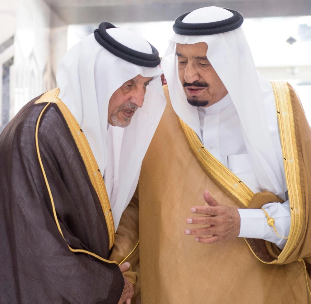 الملك سلمان في حديث مع خالد الفيصل عند باب الطائرة لدى مغادرته جدة (واس)