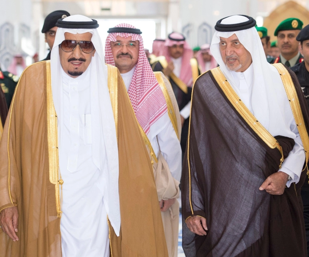 الملك سلمان لدى مغادرته جدة ويبدو خالد الفيصل ومشعل بن ماجد