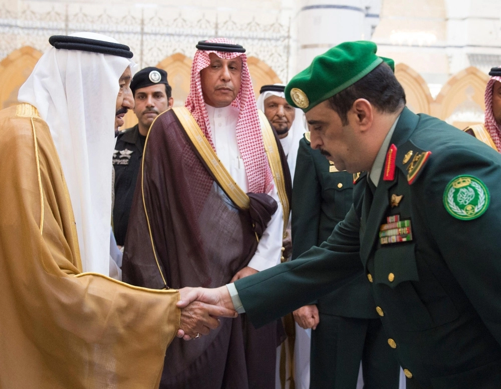 الملك سلمان مصافحا مودعيه من العسكريين