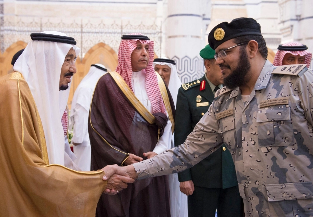 الملك سلمان مصافحا مودعيه من العسكريين