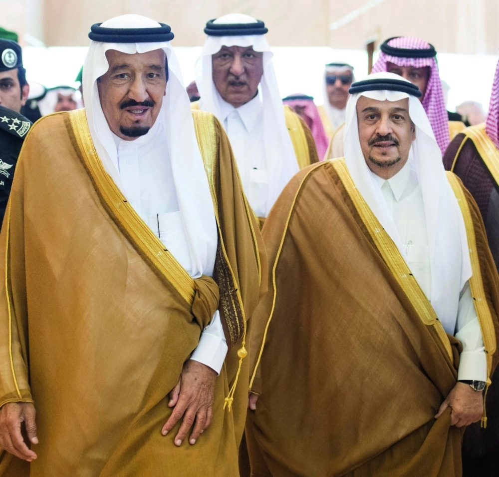 الملك سلمان لدى وصوله إلى مطار الملك خالد بالرياض ويظهر فيصل بن بندر