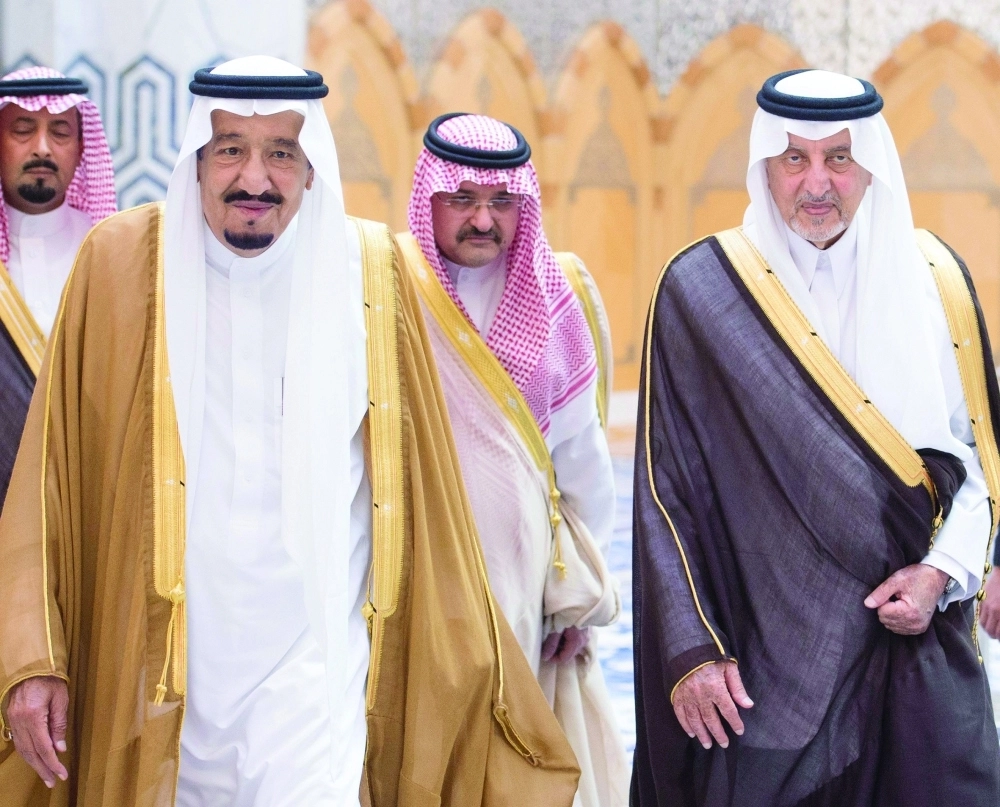 الملك سلمان لدى مغادرته جدة ويبدو خالد الفيصل ومشعل بن ماجد