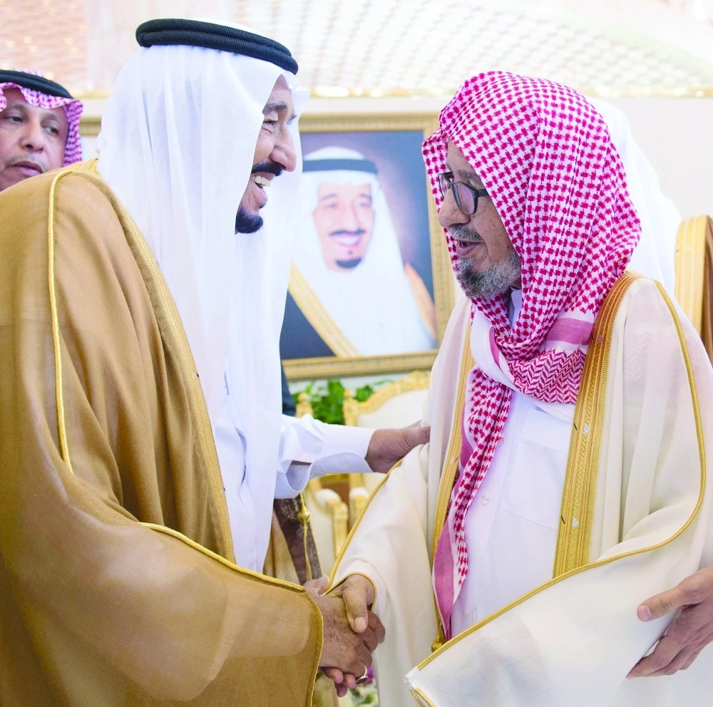 الملك سلمان مصافحا مستقبليه