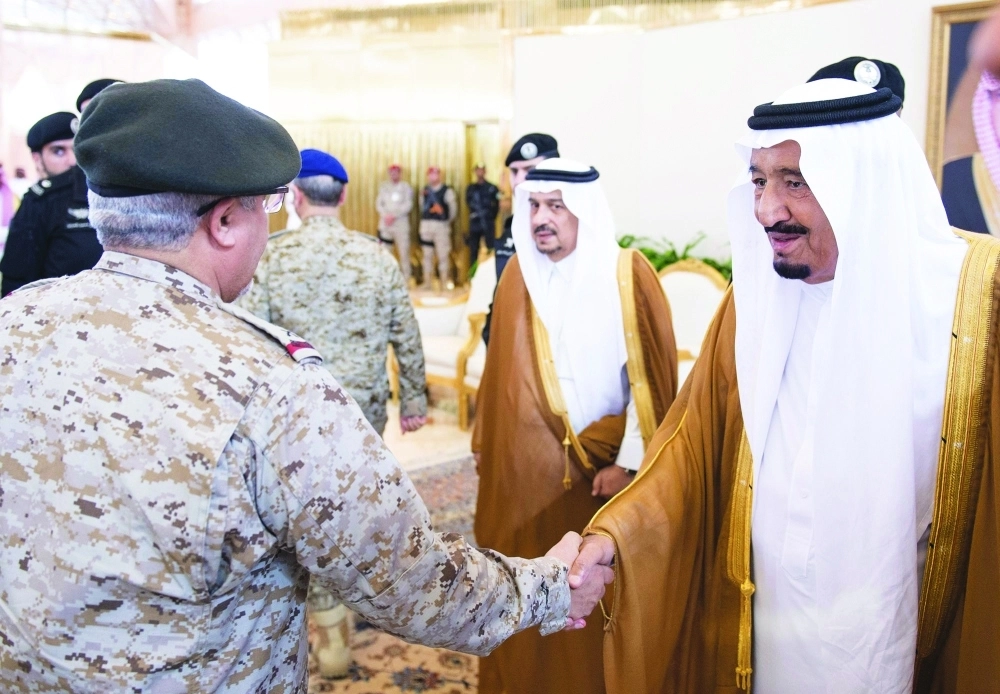 الملك سلمان مصافحا مستقبليه