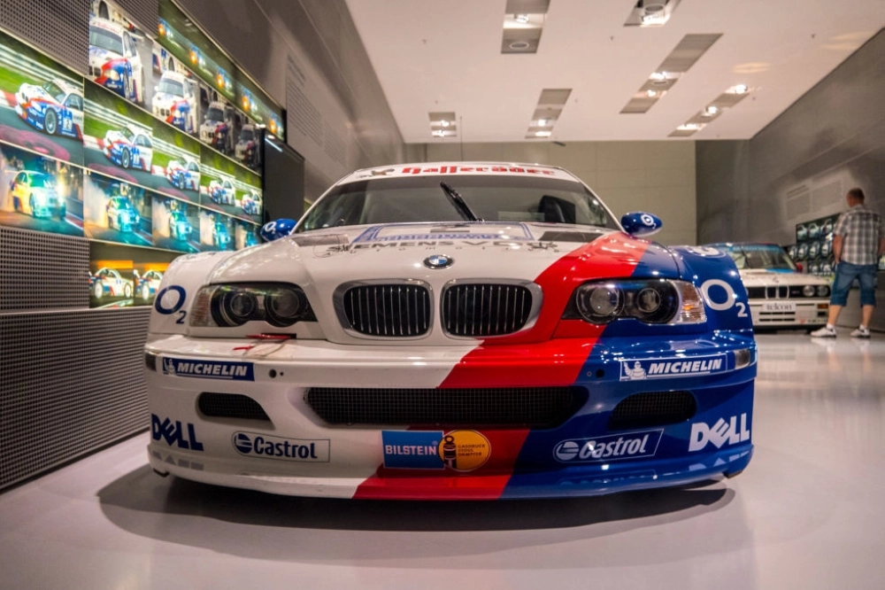 تصميم سيارة سباقات في عام ٢٠٠٠