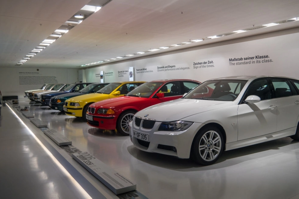 السيارات الأكثر حداثة في الجانب الآخر من المتحف