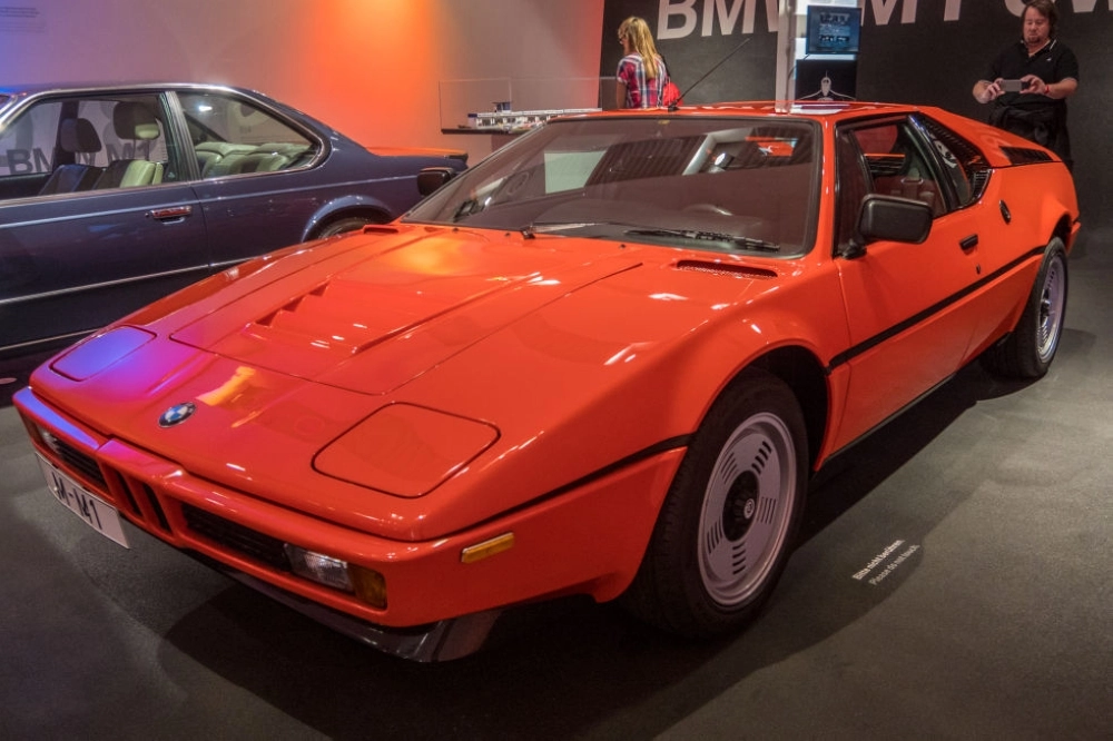 أول سيارة رياضية وتدعى إم ون