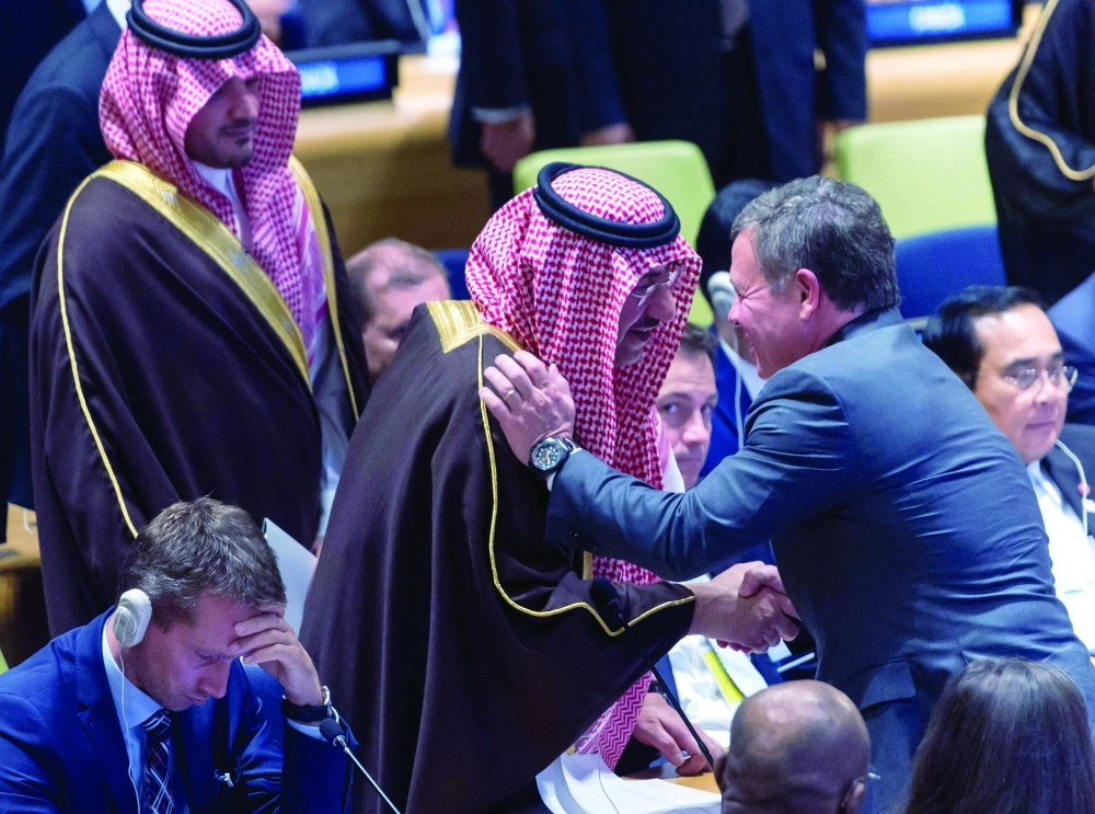 .. ويصافح ملك الأردن في قمة أوباما                                  (واس)