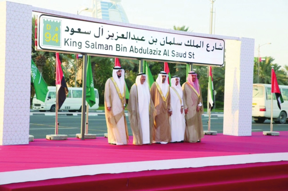 حمدان آل مكتوم خلال حفل إزاحة الستار عن شارع الملك سلمان في دبي أمس               (مكة)