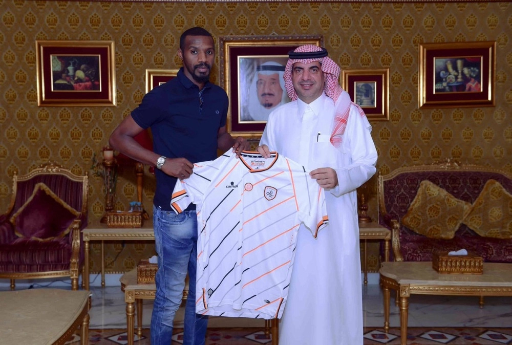 كريري عقب التوقيع مع الشباب    (إعلامي الشباب)