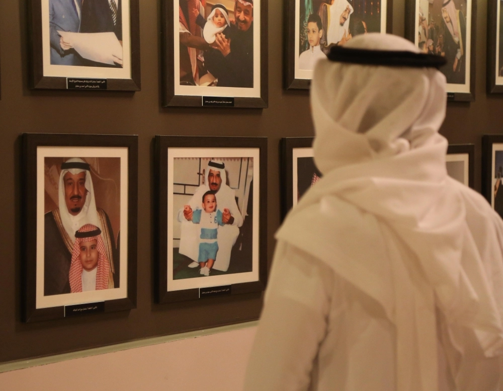 زائر يطلع على صور خادم الحرمين     (مكة)