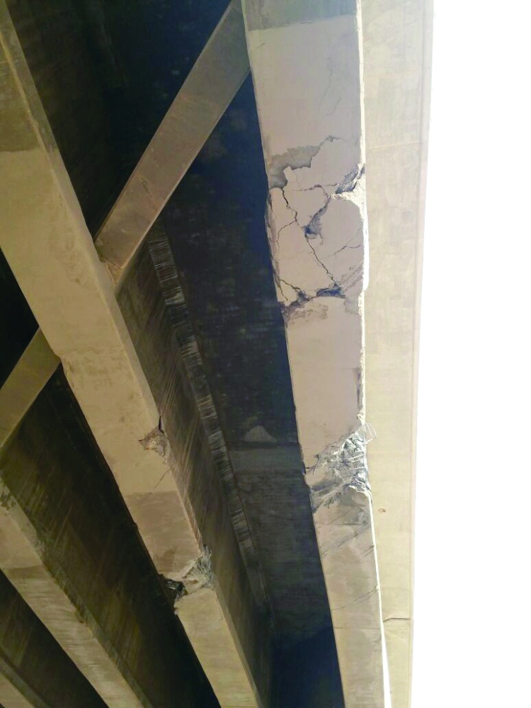 التلفيات الناجمة عن ارتطام المعدة الثقيلة بالكوبري                (مكة)