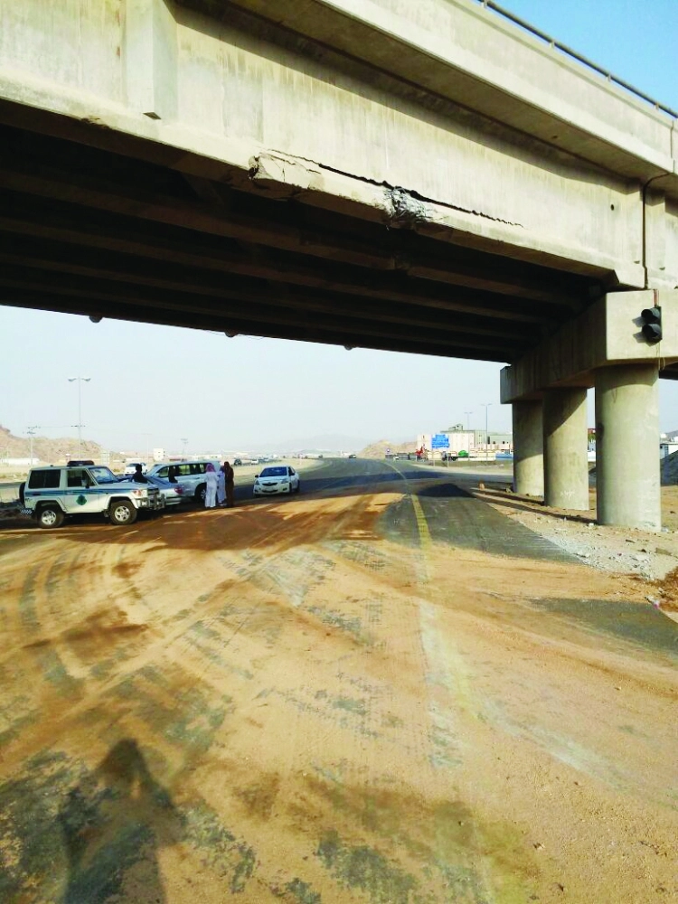 التلفيات الناجمة عن ارتطام المعدة الثقيلة بالكوبري                 (مكة)