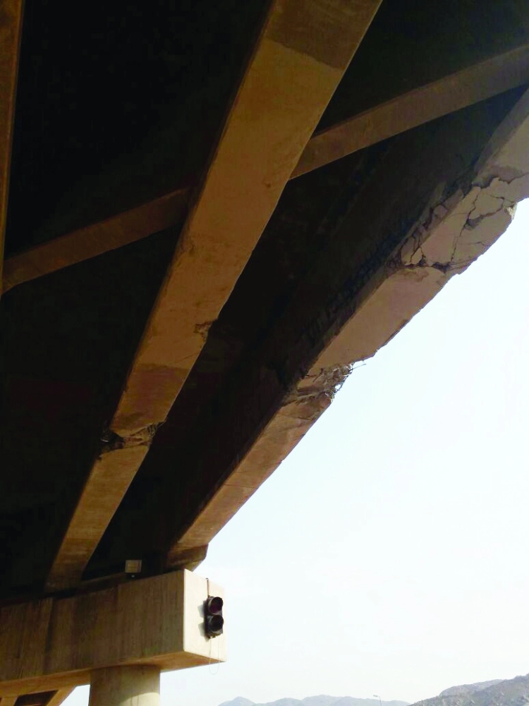 التلفيات الناجمة عن ارتطام المعدة الثقيلة بالكوبري                (مكة)