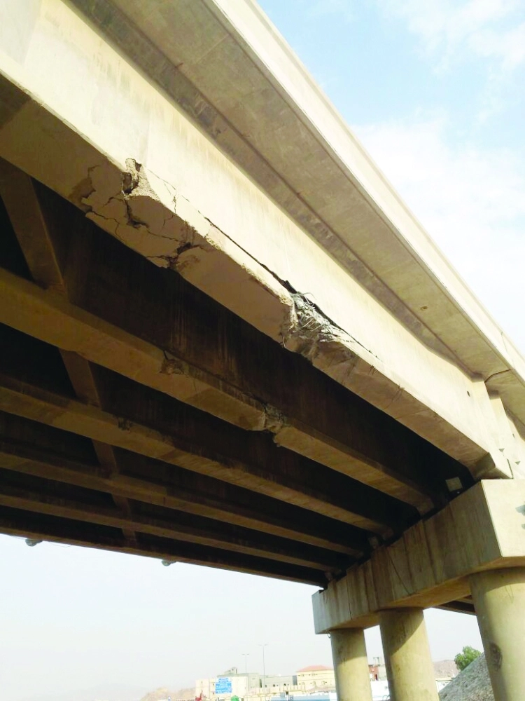 التلفيات الناجمة عن ارتطام المعدة الثقيلة بالكوبري                (مكة)