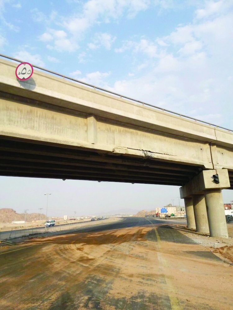 التلفيات الناجمة عن ارتطام المعدة الثقيلة بالكوبري                (مكة)