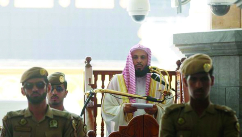 صالح آل طالب خلال خطبة الحرم أمس                        (مكة)