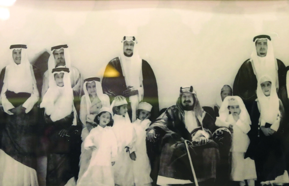 الملك عبدالعزيز مع عدد من أنجاله ويظهر يسار الصورة الملك سلمان