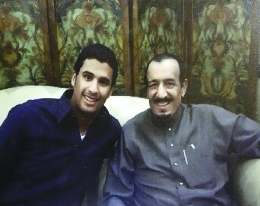 الملك سلمان مع أحد أنجاله