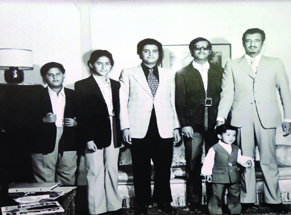 الملك سلمان مع أنجاله، الأمراء فهد وسلطان وأحمد وعبدالعزيز وفيصل في القاهرة