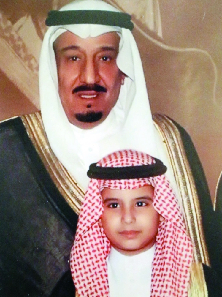 الملك سلمان مع أحد انجاله