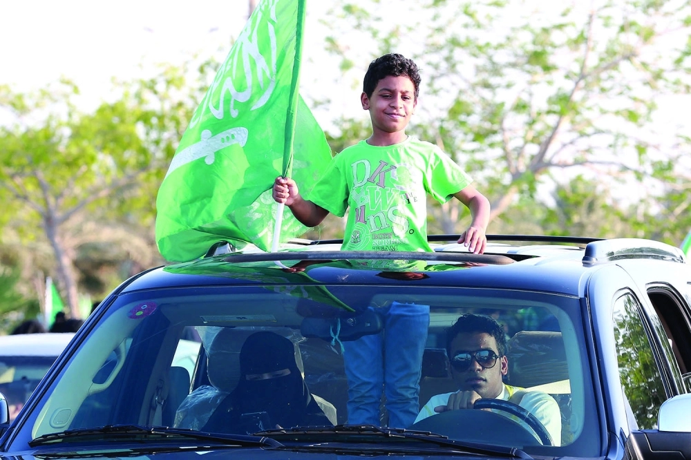 طفل يحتفل مع عائلته في كورنيش الدمام                 (حمدان الدوسري)