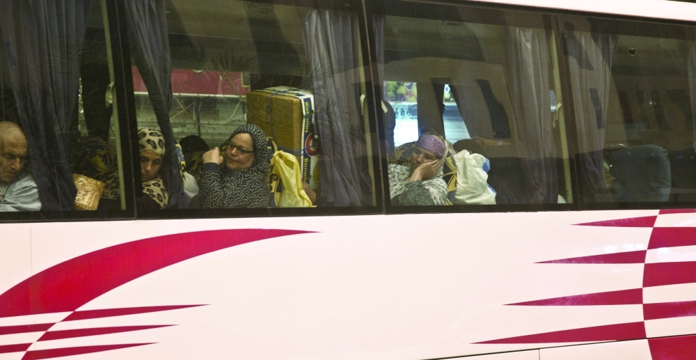 حجاج بيت الله الحرام يودعون العاصمة المقدسة أمس (أنس الحارثي)