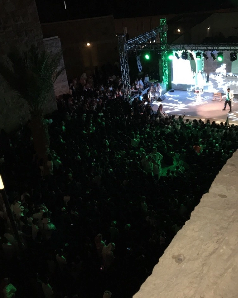 الجماهير داخل المسرح 