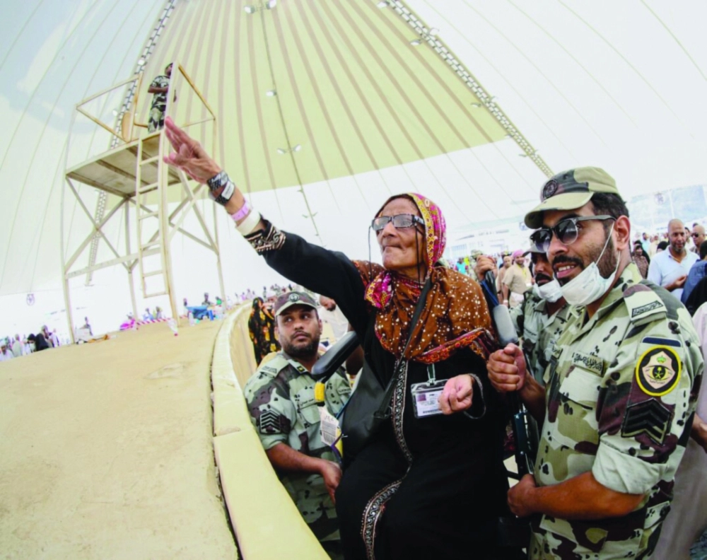 مسنة تستند على أكتاف رجال الأمن    