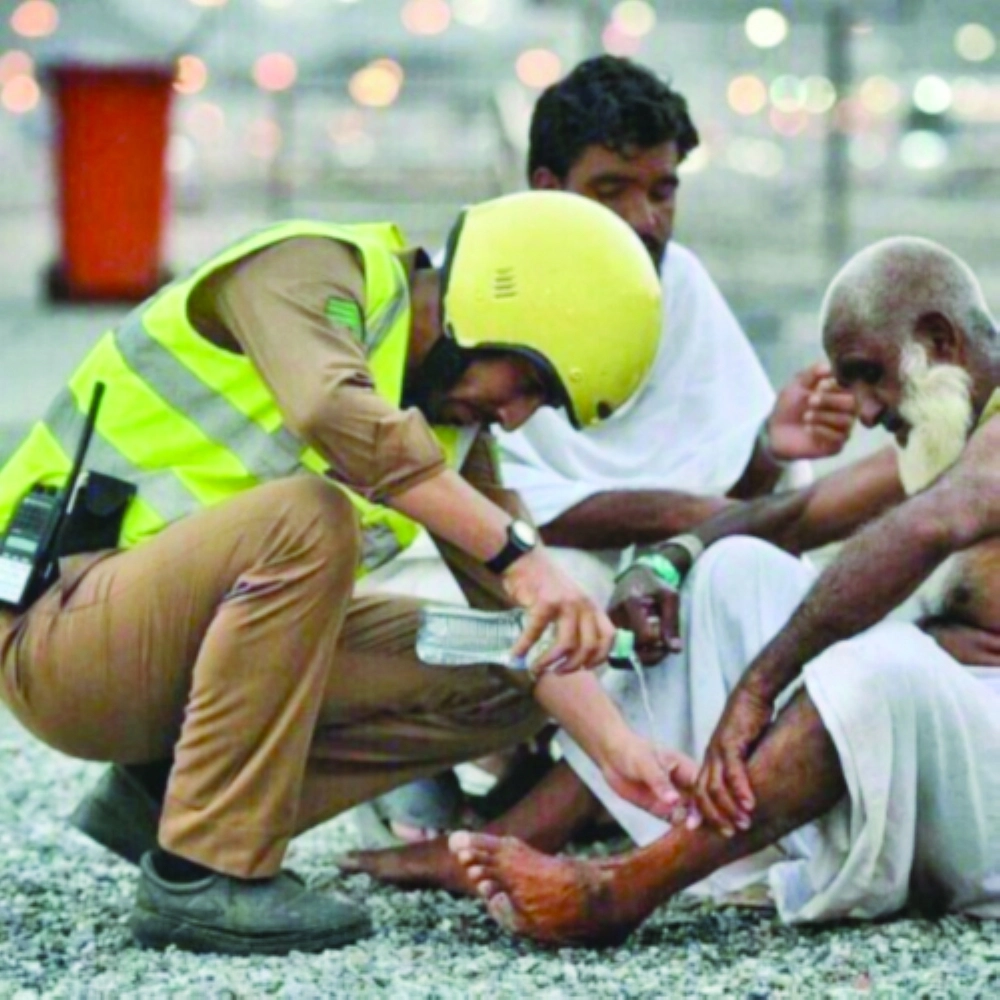 رجل أمن يساعد مسنا أعياه السير 