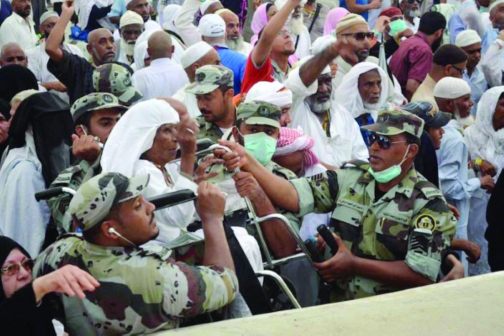 رجال أمن يساعدون مسنة ترمي الجمرات                               (مكة)