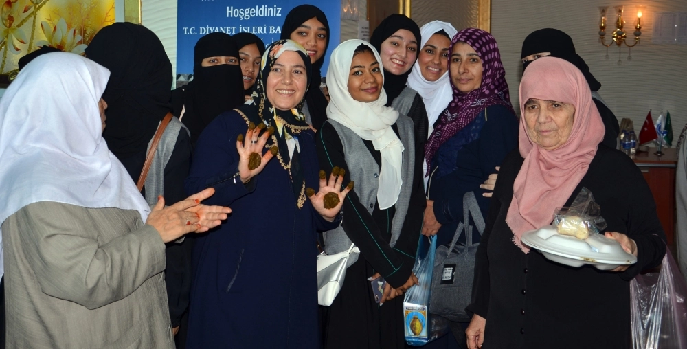 حاجة مبتهجة بوضعها الحناء (عبدالمحسن دومان)