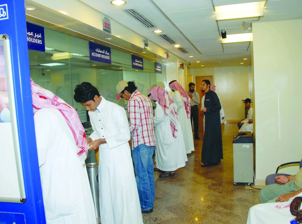 عملاء في أحد فروع مصرف الراجحي                                       (مكة)